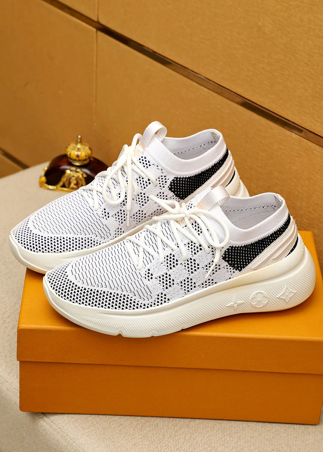 Men's men's shoes 💰480💐 Louis Vuitton Louis Vuitton 2025 new four-season lace-up series! The complex fly-knitting process for shoe uppers is now on the market. The counter has LV shape embossed stitching with original patterns, original raw materials, fabrics, and original fly-knitting! The inside is original and customized! 1:1 outsole mold opening! Foam outsole! 38-44 (45 customized)